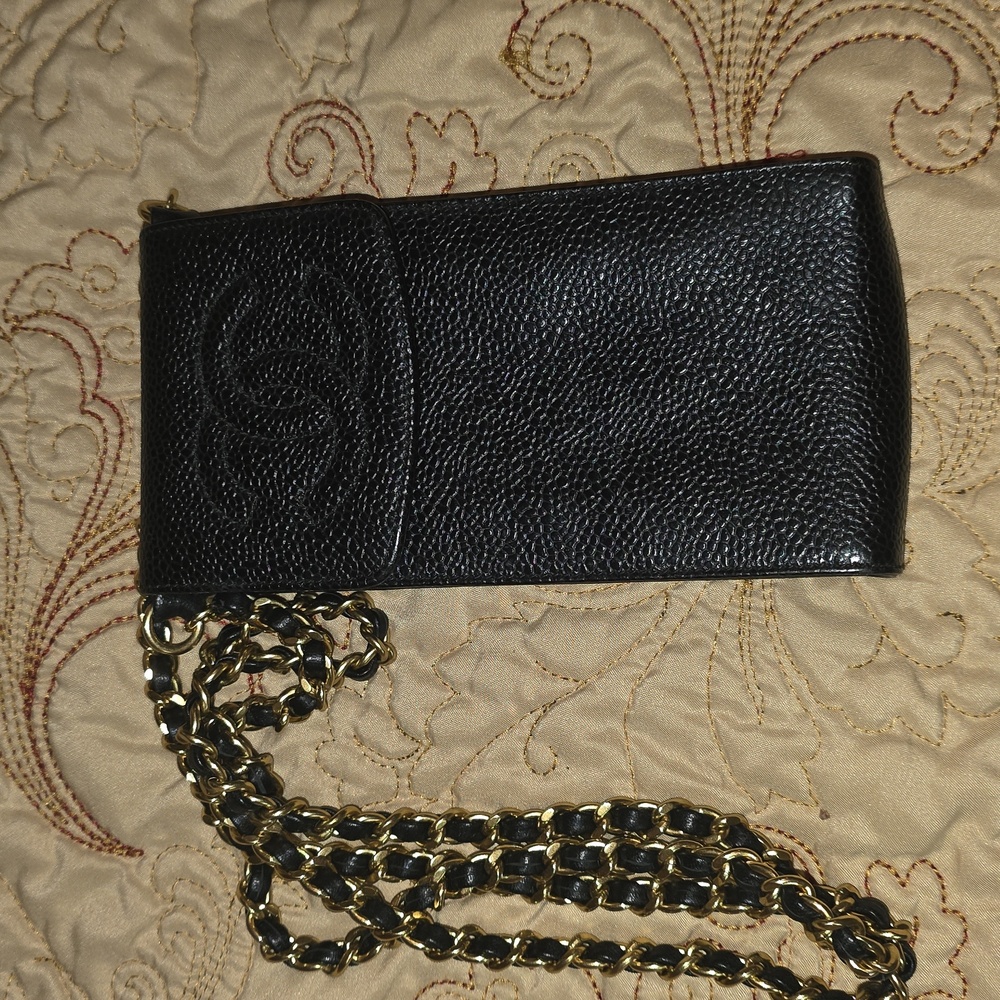 CHANEL Black Leather Shoulder Bag with Gold Chain - Picture 4 of 17